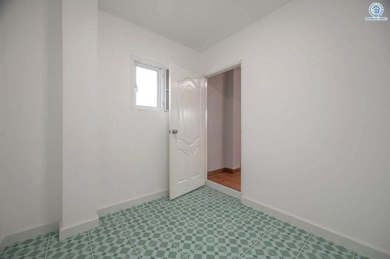 บ้านเดี่ยวมือสอง โครงการ เดอะวอเตอร์เฮ้าส์ กาญจนาฯ-บางบอน รองรับทุกความสุข เนื้อที่ 117.1 ตร.ว. ฟังก์ชัน 5 ห้องนอน 4 ห้องน้ำ 1 ห้องอเนกประสงค์ 1 ห้องแม่บ้าน จอดรถได้ 1 คัน บนทำเลใกล้รถไฟฟ้าสายสีน้ำเงิน "สถานีหลัก2" และจุดขึ้นทางด่วน "พระราม2" และ The Mall บางแค